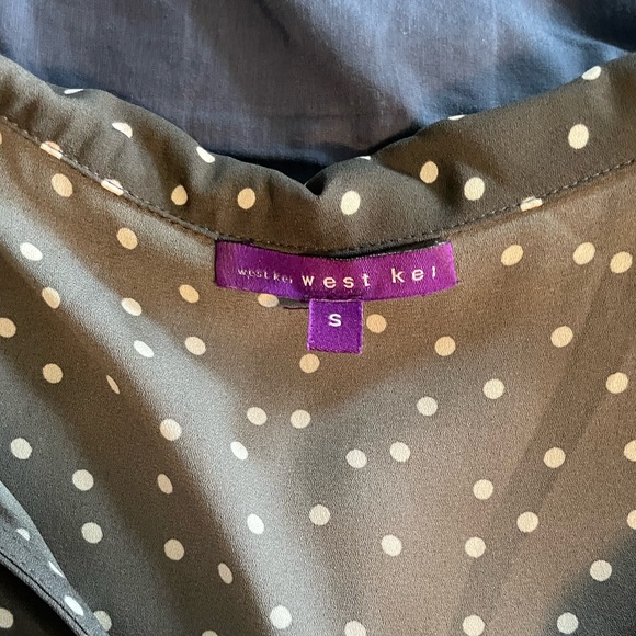 Cute grey polka dot where to work or lunch top. - Picture 2 of 4